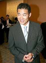 会見を終えた福留は、意味深な笑顔を見せながら引き揚げる（撮影・中村誠慈）