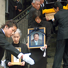 故稲尾氏の棺を抱える池永正明氏。先頭は律子夫人、遺影を持つ長女の多香子さん（撮影・多田篤）