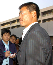 ナゴヤ球場に到着した福留は記者に囲まれる（撮影・清水貴仁)