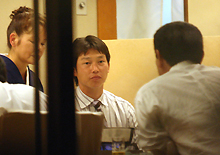 ＦＡ初交渉を終えた新井（中央）は沼沢阪神球団本部長らと会食する（撮影・宮崎幸一）