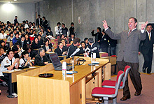 千葉商科大学でバレンタイン監督は、オーバーアクションで学生に驚きの表情を見せる（撮影・酒井清司）