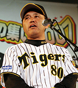 ファン感謝イベントで挨拶する阪神岡田監督（撮影・田崎高広）