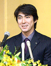 両リーグで最優秀選手に選出され、記者会見する巨人の小笠原（共同）