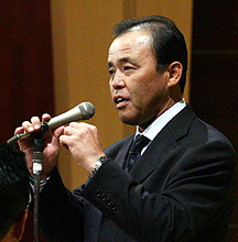 阪神納会でナインらを前に話す岡田監督（撮影・築山幸雄）