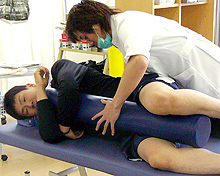 オーバーホール中の楽天田中はマッサージを受ける（撮影・金子航）