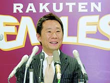 記者会見で、楽天の新オーナー就任を発表する島田亨・球団社長（共同）