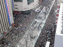 日本ハム優勝パレードに約８万２０００人のファンが駆け付けた（撮影・長島一浩）