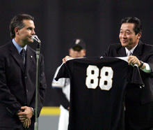 背番号８８をヒルマン前監督（左）から受け継いだ梨田新監督（撮影・黒川智章）