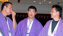 選手会納会で井上選手会長（左）、立浪と話す福留（中央）（撮影・清水貴仁）