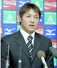 阪神からオリックスへ移籍し、入団記者会見する浜中（共同）