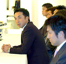 会見する宮本選手会会長（左）ら（撮影・岡本肇）