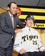 阪神入団発表会見で写真に納まる新井と岡田監督（撮影・渦原淳）