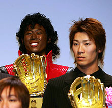 ゴールデン・グラブ賞の表彰式で、後列（左）で笑顔を見せる日本ハム森本（撮影・神戸崇利）