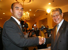 初交渉で入団が決定し、笑顔で握手する和田（左）と中日西川球団社長（撮影・浅見桂子）
