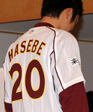 楽天の新人入団会見で背番号20を披露する長谷部（撮影・下田雄一）