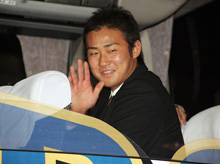 新千歳空港に到着した中田はバスの中からファンに手を振る（撮影・黒川智章）