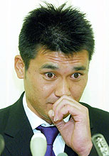 記者会見で引退を発表する元ロッテ黒木（共同）