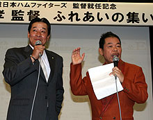 日本ハム梨田監督（左）は漫才師若井ぼんと軽快なトークを披露した（撮影・村上秀明）