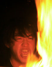 炎に向かってさけぶヤクルト五十嵐（撮影・柴田猛夫）