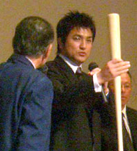 打撃を指導する高橋由（左から２人目）。（撮影・宮下敬至）