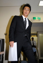 オリックスへのトレードが決まり球団で会見する古木（撮影・山崎哲司）