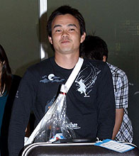 日本ハム武田久は、真っ黒に日焼けして優勝旅行先のオーストラリアから帰国