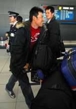 帰国した井端は関係者をみつけ笑顔をみせる（撮影・清水貴仁）