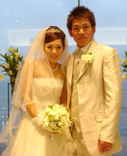 別府湾を望む式場で結婚式を挙げた脇谷と新婦の悦子さん(撮影・宮下敬至)