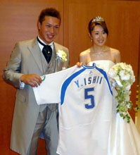 挙式、披露宴を行った石井義は背番号5への変更も決まり由美夫人とともに大喜び(撮影・大塚仁)