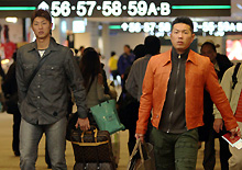 自主トレのため米アリゾナへ出発する小久保（右）と斉藤（撮影・鹿野芳博）