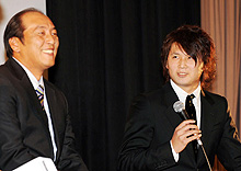 「選手とファンの集い」に渡辺監督と参加する涌井（右）（撮影・山崎哲司）