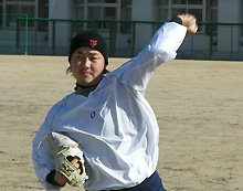 フォームを確認しながらキャッチボールをする金刃