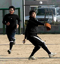 自主トレで遠投する宮西（手前）。奥は巨人金刃