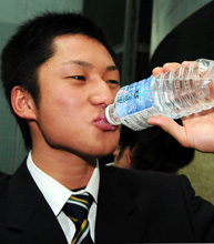 「高賀の森水」をおいしそうに飲む長谷部（撮影・清水貴仁）