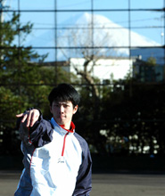 富士山を背に自主トレに励む黒田（撮影・河南真一）