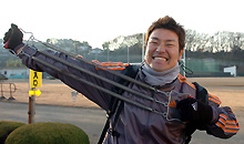 重い負荷のエキスパンダーを、絶叫しながら伸ばしきってみせた高橋尚（撮影・栗山尚久）