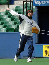 自主トレでキャッチボールをするロッテ小宮山（撮影・橘信男）