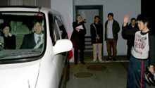 家族に別れを告げる佐藤由（右）。車中で母美也さん（左）は必死に涙をこらえていた。中央は兄史規さん（撮影・鈴木豊）