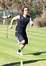 自主トレでダッシュする藤川（撮影・千葉修宏）