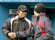 自主トレを開始した里崎（左）は小林と握手をかわす（撮影・中村誠慈）