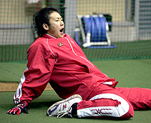 鎌ケ谷での自主トレ初日、午前中の練習前にあくびをする中田（撮影・黒川智章）