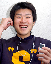 音楽を聞きながらリラックスした表情を見せる佐藤由（撮影・松本俊）