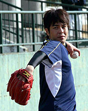 キャッチボールをする日本ハム武田勝（撮影・村上秀明）