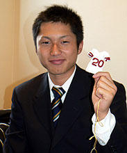 親せきからプレゼントされたお守りを披露する楽天長谷部