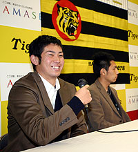 トークショーでファンとの交流を楽しむ阪神・岩田稔（左）と渡辺亮（撮影・渦原淳）