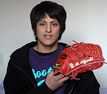 新調したグラブを持参して入寮した中日樋口（撮影・益田一弘）