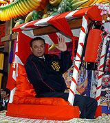 今宮戎「宝恵駕篭行列」でオリックス中村本部長が駕篭乗りをする（撮影・奥田泰也）