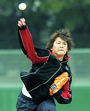 自主トレーニングで、キャッチボールをする西武涌井(共同)