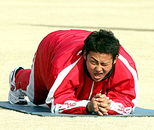 トレーニングの最後に苦もんの表情を見せ、ばてる中田（撮影・黒川智章）