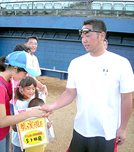 巨人阿部は募金を受け持つ日本人学校の生徒と握手を交わす（撮影・竹内智信）